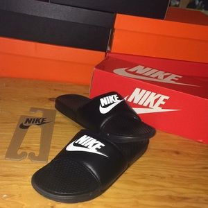 Nike Slide/Flip Flop Black and White SIZE 11 US